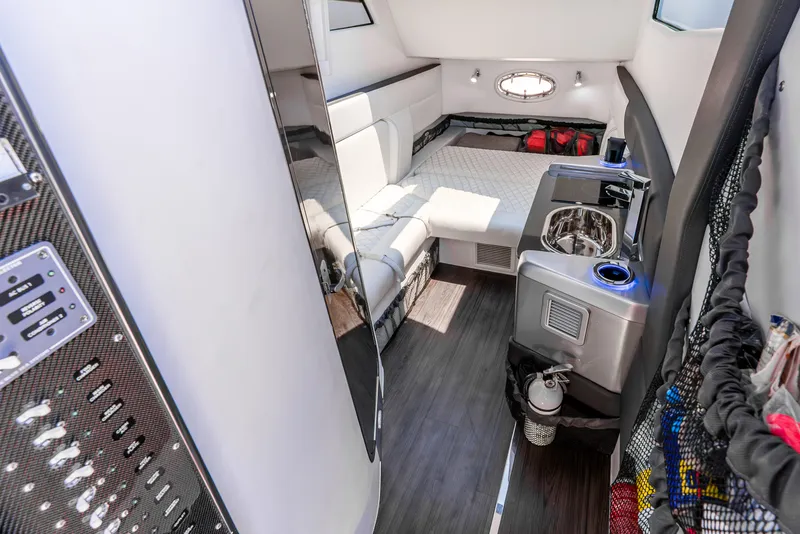 Slide: The Image of Nortech 560 Sport Center Console 2018 - 39