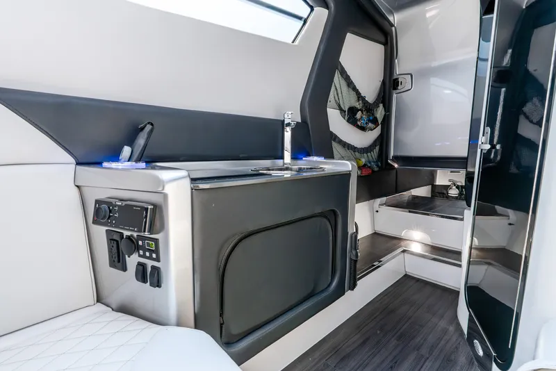Slide: The Image of Nortech 560 Sport Center Console 2018 - 35