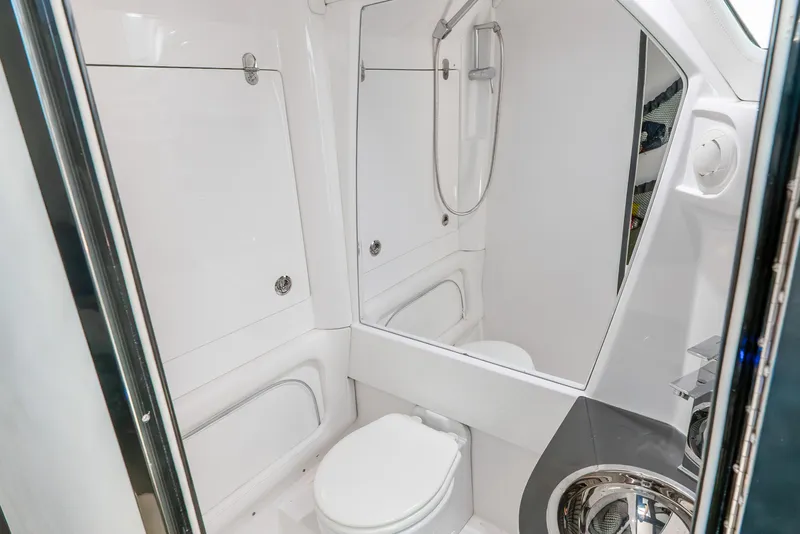 Slide: The Image of Nortech 560 Sport Center Console 2018 - 37