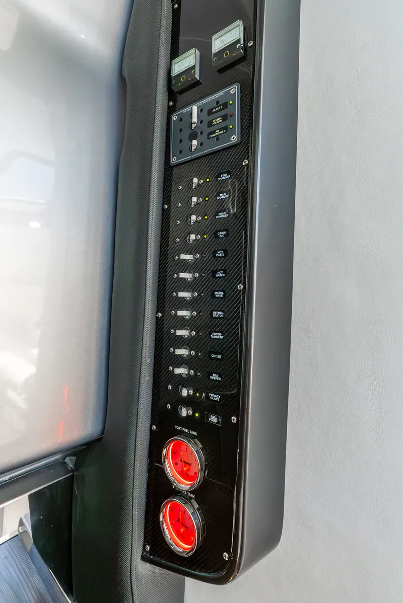 Slide: The Image of Nortech 560 Sport Center Console 2018 - 38