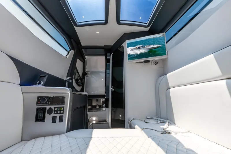 Slide: The Image of Nortech 560 Sport Center Console 2018 - 34