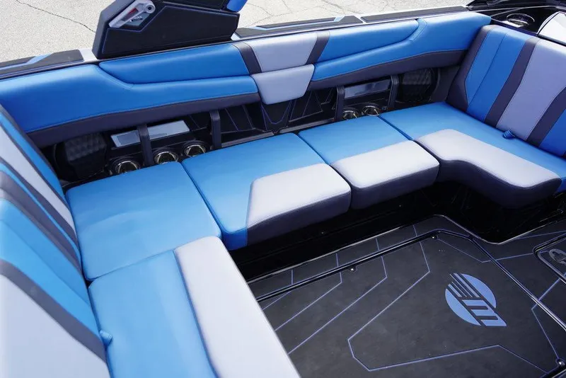 Slide: The Image of Malibu Boats 21 LX 2026 - 4