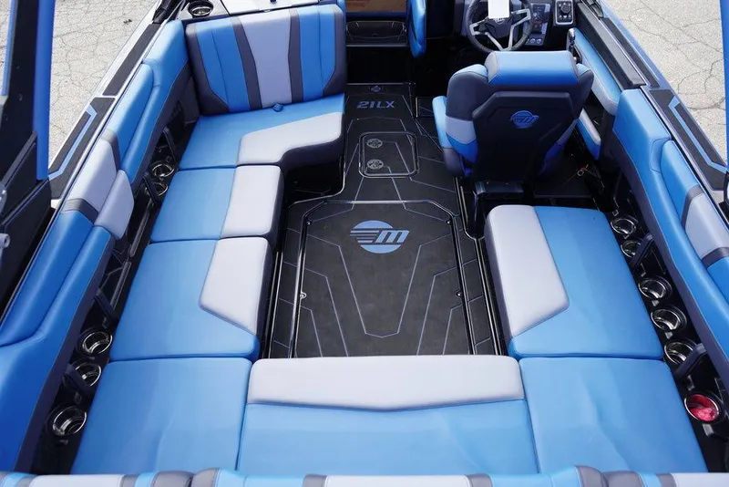 Slide: The Image of Malibu Boats 21 LX 2026 - 6
