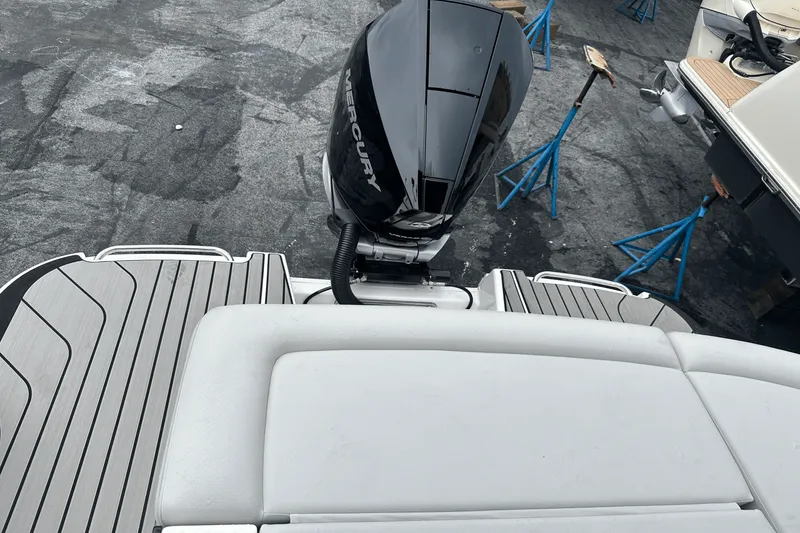 Slide: The Image of Sea Ray SLX 260 Outboard 2025 - 10