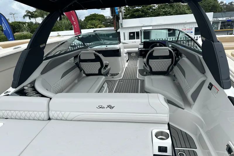 Slide: The Image of Sea Ray SLX 260 Outboard 2025 - 11