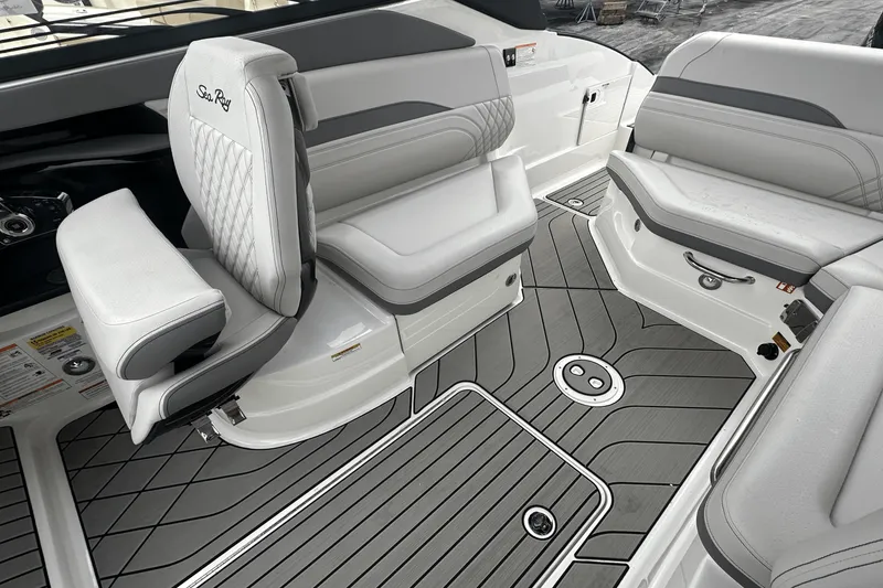 Slide: The Image of Sea Ray SLX 260 Outboard 2025 - 12