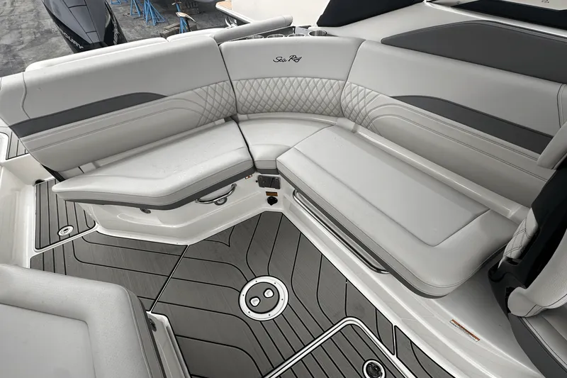 Slide: The Image of Sea Ray SLX 260 Outboard 2025 - 13