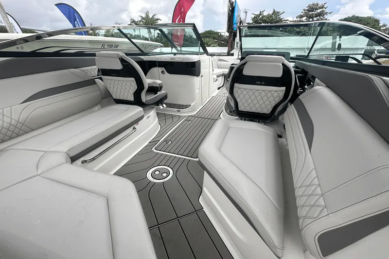 Slide: The Image of Sea Ray SLX 260 Outboard 2025 - 14