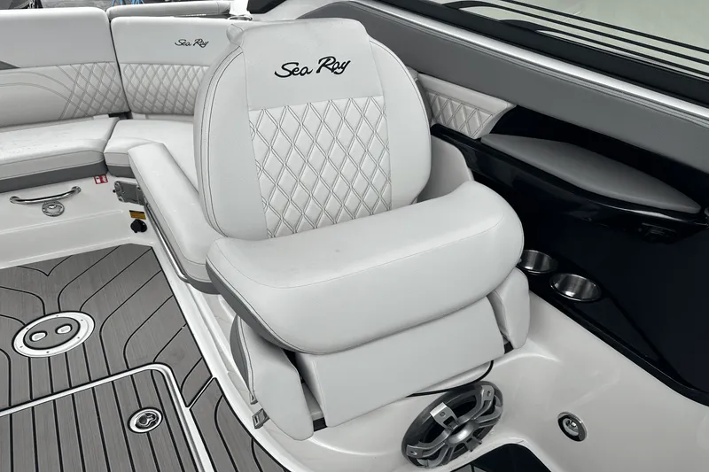 Slide: The Image of Sea Ray SLX 260 Outboard 2025 - 15