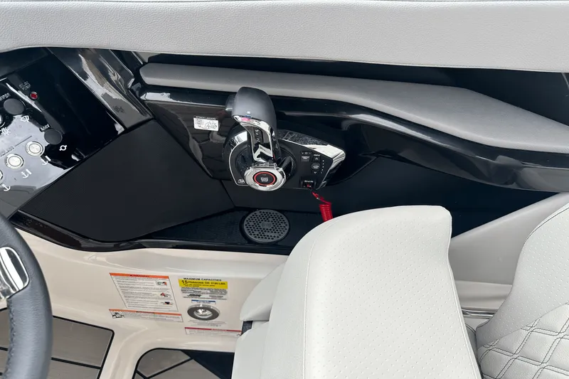 Slide: The Image of Sea Ray SLX 260 Outboard 2025 - 16