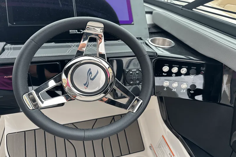 Slide: The Image of Sea Ray SLX 260 Outboard 2025 - 17