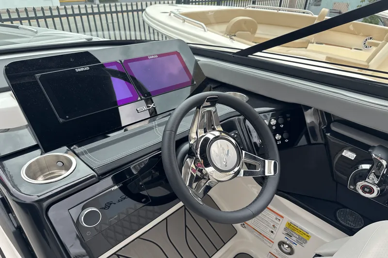 Slide: The Image of Sea Ray SLX 260 Outboard 2025 - 18