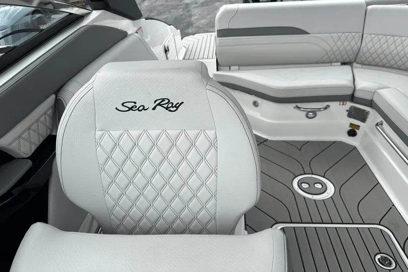 Slide: The Image of Sea Ray SLX 260 Outboard 2025 - 19