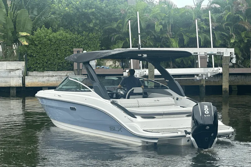 Slide: The Image of Sea Ray SLX 260 Outboard 2025 - 2