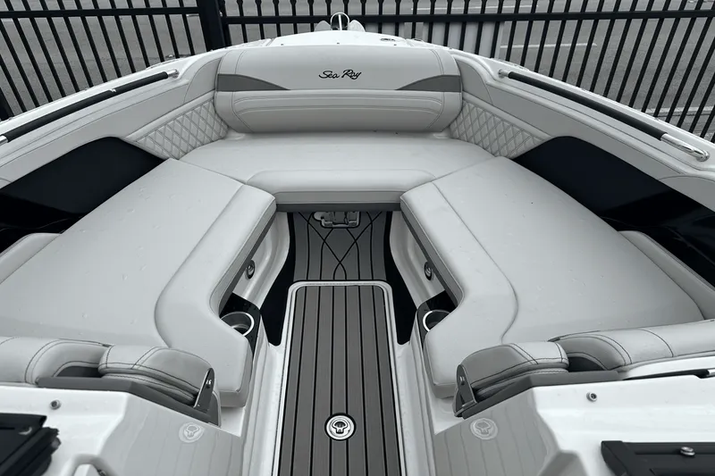 Slide: The Image of Sea Ray SLX 260 Outboard 2025 - 20