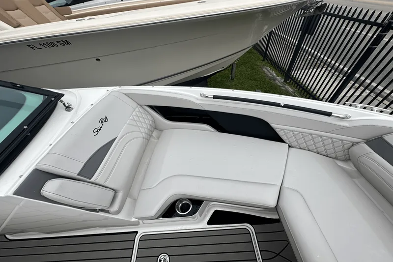 Slide: The Image of Sea Ray SLX 260 Outboard 2025 - 21