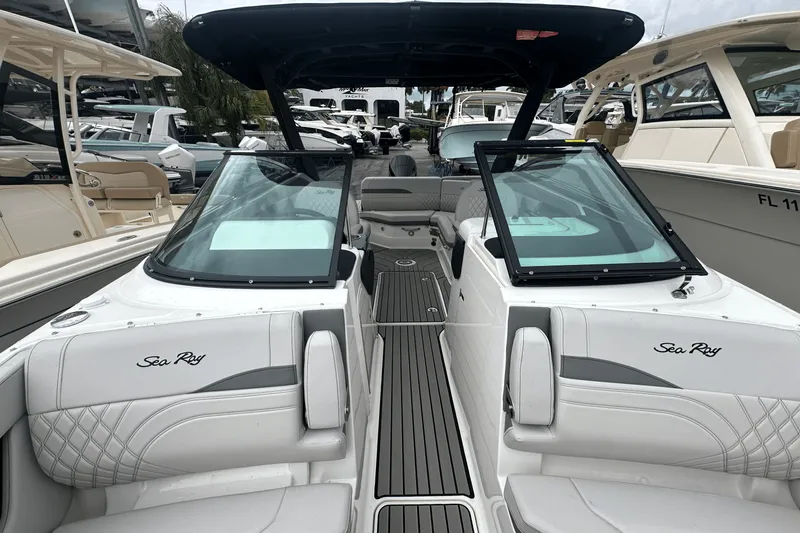 Slide: The Image of Sea Ray SLX 260 Outboard 2025 - 22