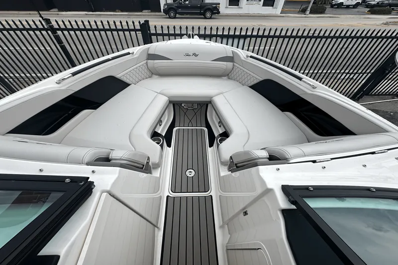 Slide: The Image of Sea Ray SLX 260 Outboard 2025 - 23