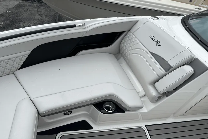 Slide: The Image of Sea Ray SLX 260 Outboard 2025 - 24