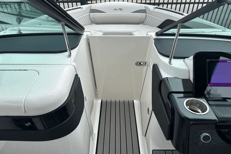 Slide: The Image of Sea Ray SLX 260 Outboard 2025 - 25