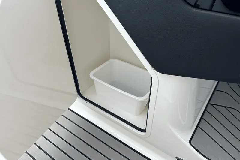 Slide: The Image of Sea Ray SLX 260 Outboard 2025 - 26