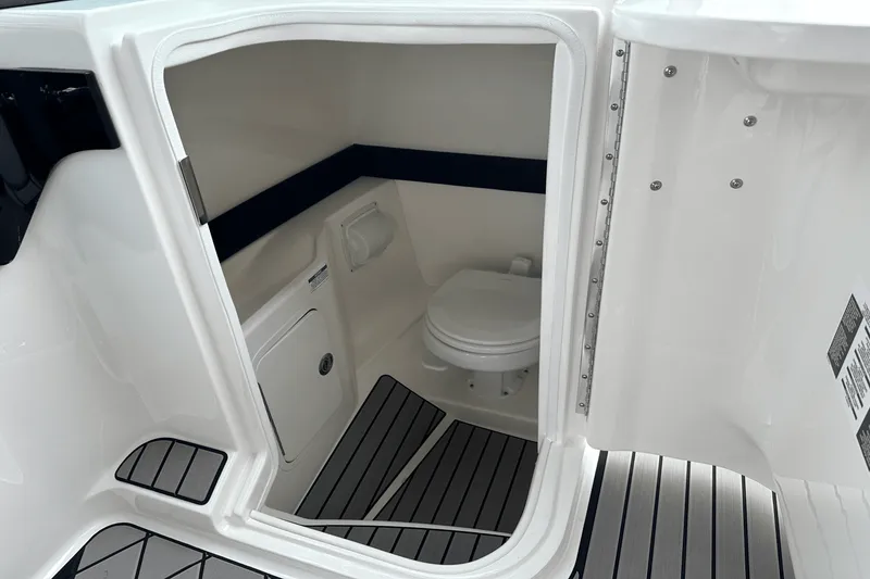 Slide: The Image of Sea Ray SLX 260 Outboard 2025 - 27