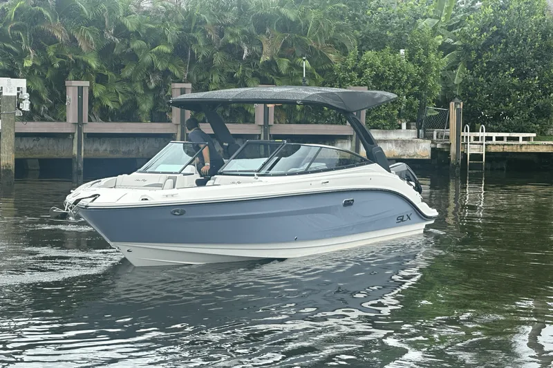 Slide: The Image of Sea Ray SLX 260 Outboard 2025 - 3