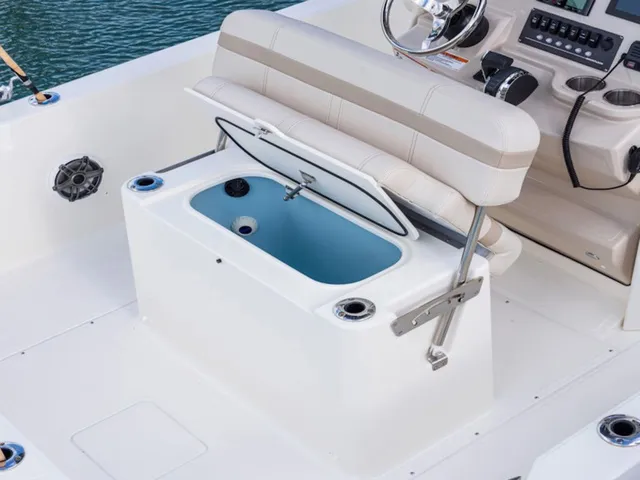Slide: The Image of Boston Whaler 220 Dauntless 2026 - 4