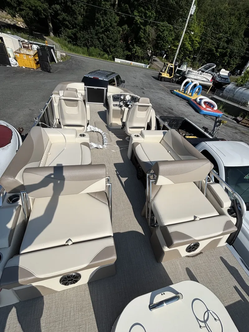 Slide: The Image of Avalon LSZ - 23 FT Quad Lounger SHIFT Triple-toon "Shadow & Silk" 2025 - 11