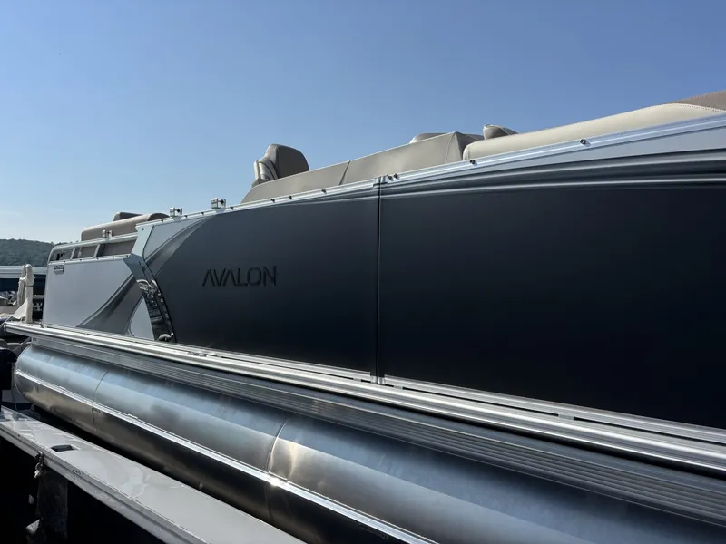 Slide: The Image of Avalon LSZ - 23 FT Quad Lounger SHIFT Triple-toon "Shadow & Silk" 2025 - 6