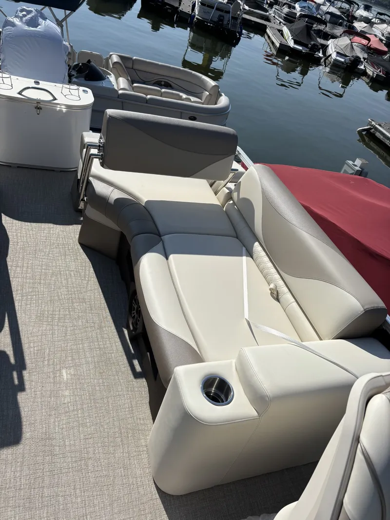 Slide: The Image of Avalon LSZ - 23 FT Quad Lounger SHIFT Triple-toon "Shadow & Silk" 2025 - 9