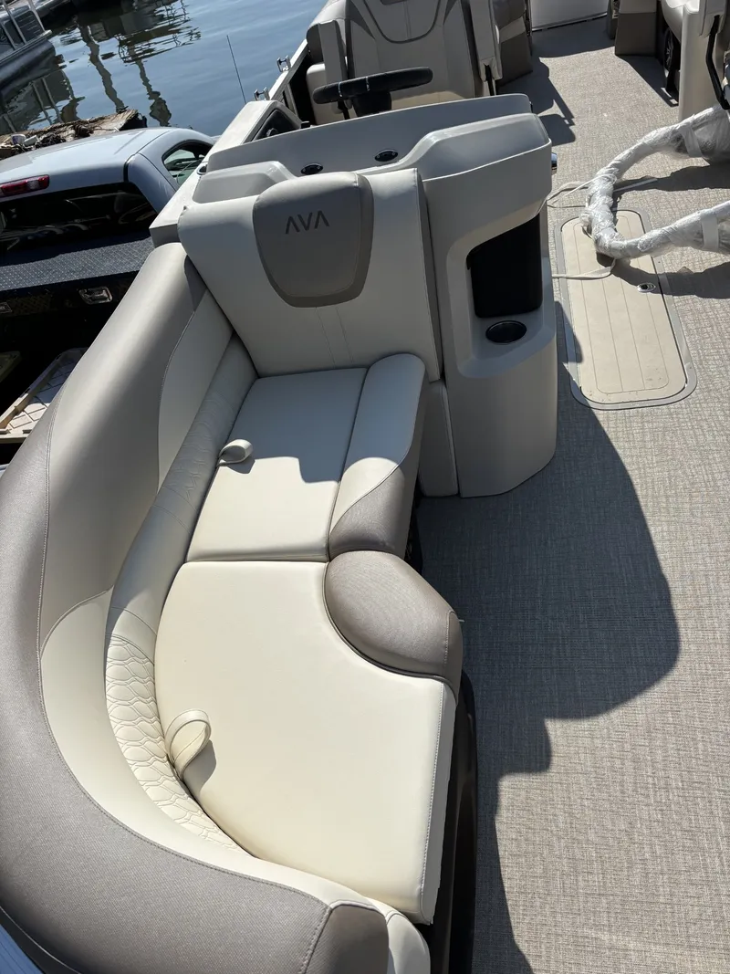 Slide: The Image of Avalon LSZ - 23 FT Quad Lounger SHIFT Triple-toon "Shadow & Silk" 2025 - 7