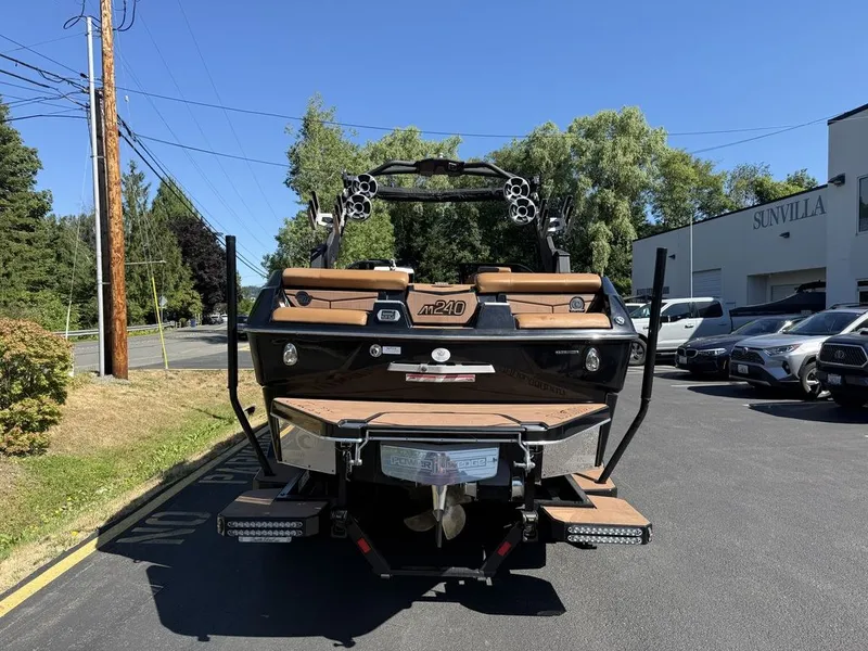 Slide: The Image of Malibu M240 2020 - 3