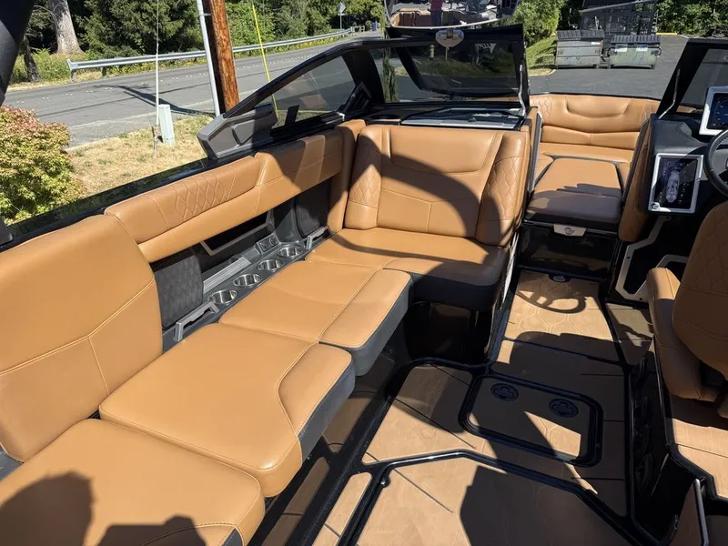 Slide: The Image of Malibu M240 2020 - 6