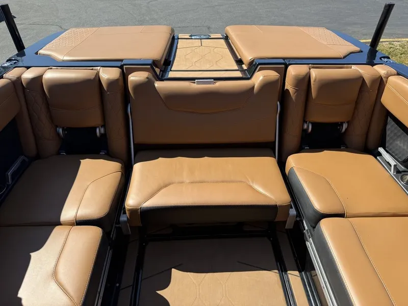 Slide: The Image of Malibu M240 2020 - 10
