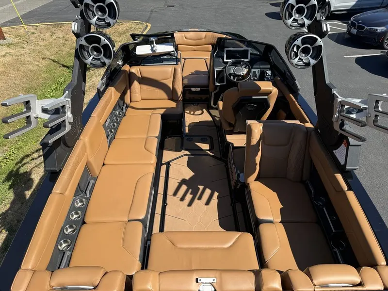 Slide: The Image of Malibu M240 2020 - 5