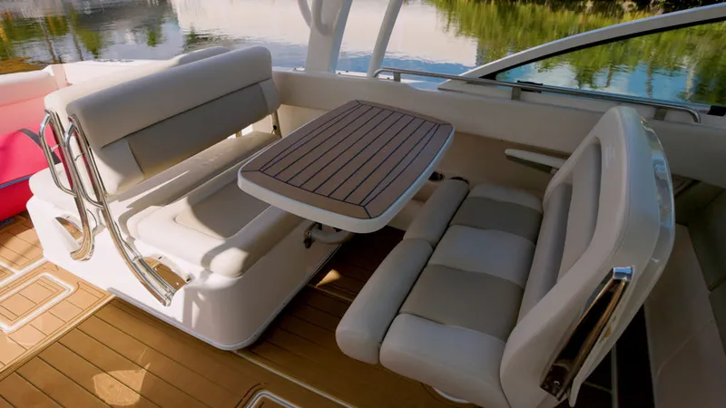 Slide: The Image of Boston Whaler 320 Vantage 2023 - 10
