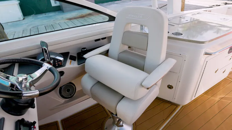 Slide: The Image of Boston Whaler 320 Vantage 2023 - 15