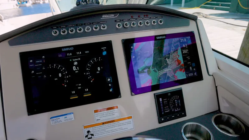Slide: The Image of Boston Whaler 320 Vantage 2023 - 16
