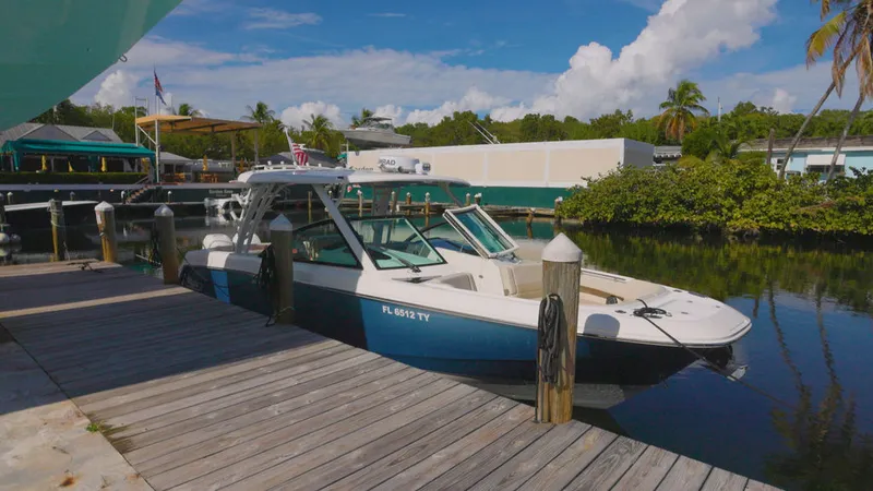 Slide: The Image of Boston Whaler 320 Vantage 2023 - 2