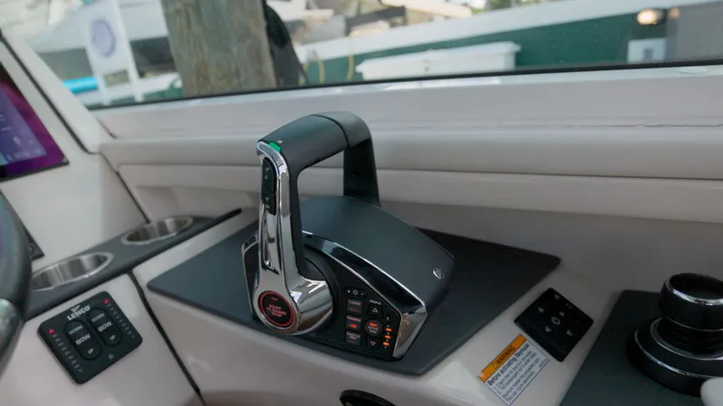 Slide: The Image of Boston Whaler 320 Vantage 2023 - 6