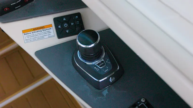 Slide: The Image of Boston Whaler 320 Vantage 2023 - 7