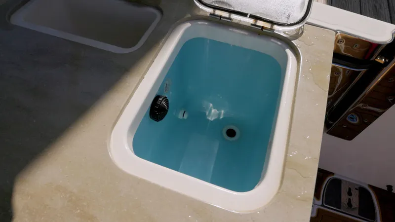 Slide: The Image of Boston Whaler 320 Vantage 2023 - 9