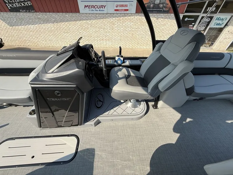 Slide: The Image of Veranda VR22RC Tri-Toon 2026 - 3
