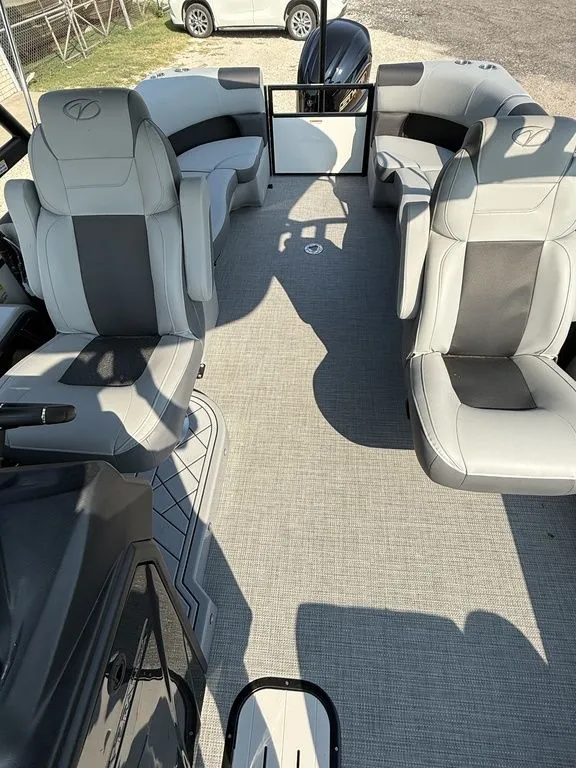 Slide: The Image of Veranda VR22RC Tri-Toon 2026 - 9