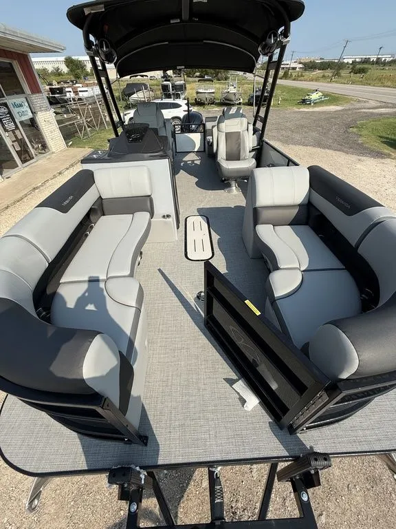 Slide: The Image of Veranda VR22RC Tri-Toon 2026 - 10