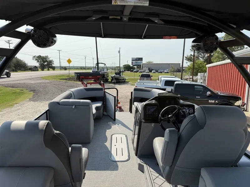 Slide: The Image of Veranda VR22RC Tri-Toon 2026 - 2