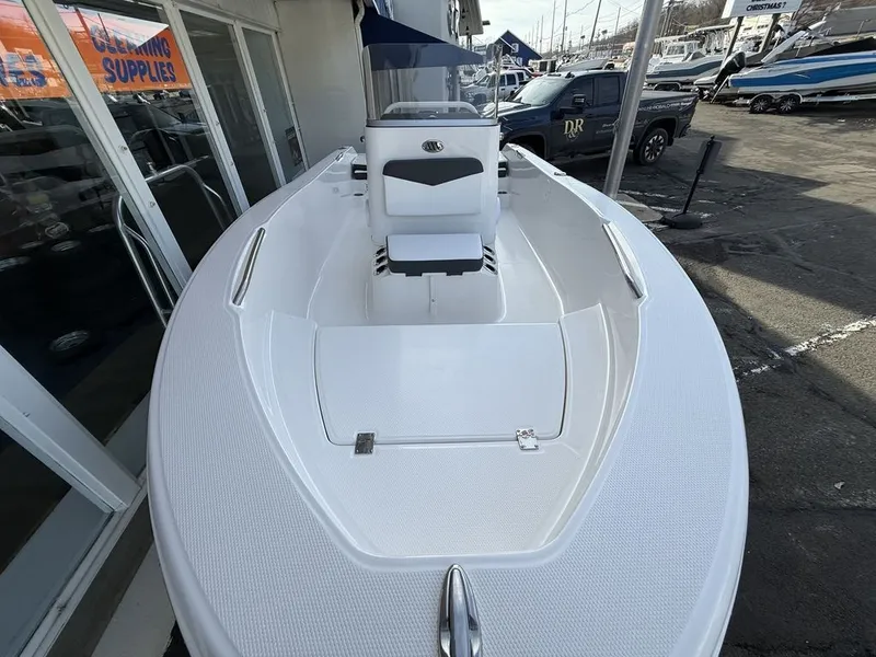 Slide: The Image of Robalo R160 2026 - 4