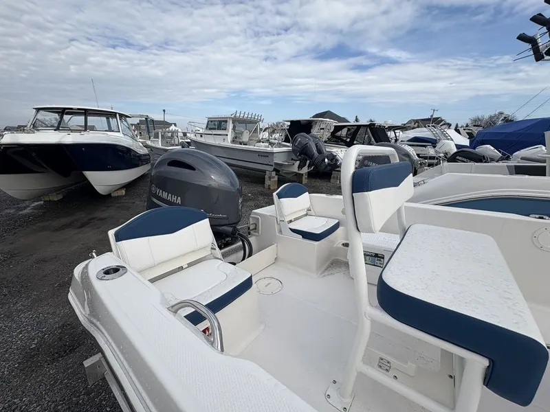 Slide: The Image of Robalo R160 2026 - 4