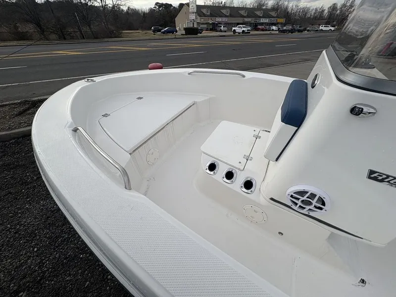 Slide: The Image of Robalo R160 2026 - 8